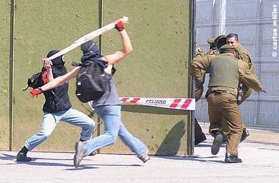 Encapuchados agreden a Carabineros